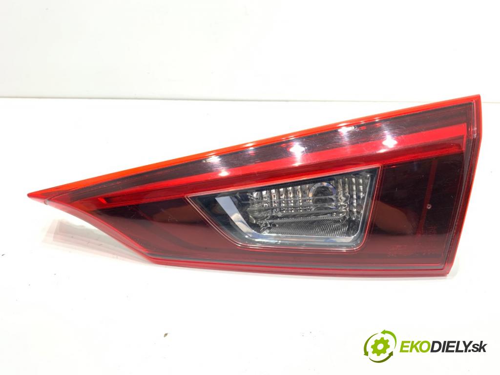 MAZDA 3 BM liftback 2014 88 kW 2.0 1998 Svetlo zad pravá vnútorná B45A-513F0 (Kľučka dverí ostatné)