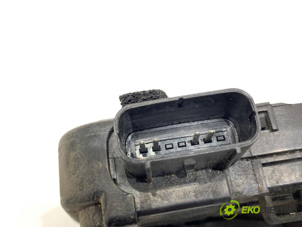 KIA SPORTAGE III SUV 2011 85 kW 1.7 CRDi 1685 zámok Dvere pravy zad 81420-3U000