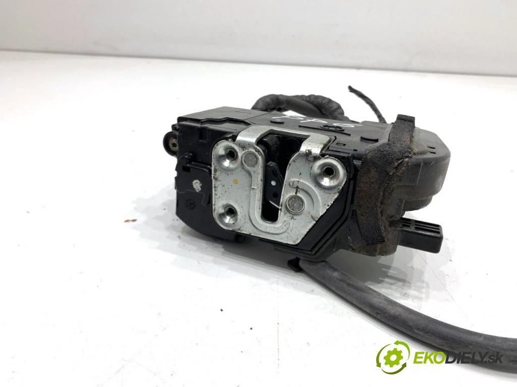 KIA SPORTAGE III SUV 2011 85 kW 1.7 CRDi 1685 zámok Dvere pravy predný 