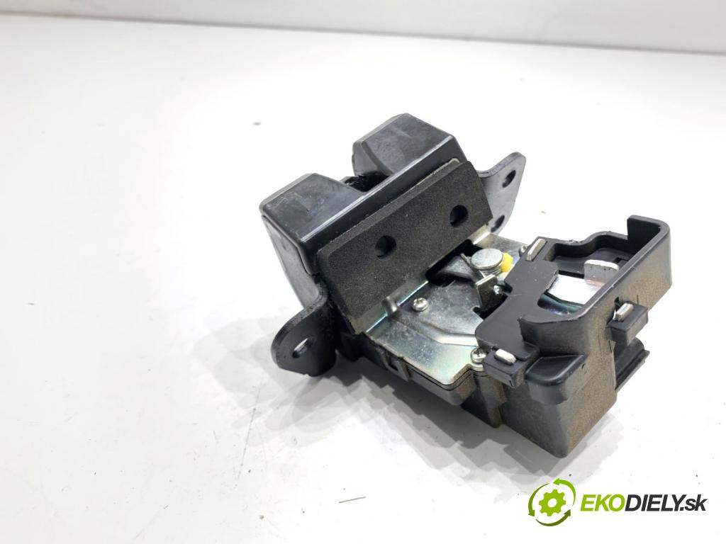 KIA SPORTAGE III SUV 2011 85 kW 1.7 CRDi 1685 zámok dverí zad