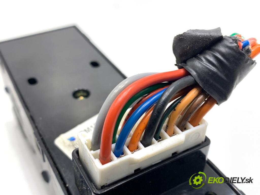 KIA SPORTAGE III SUV 2011 85 kW 1.7 CRDi 1685 Prepínač okien 491490-1310 (Prepínacie páčky pod volantom)