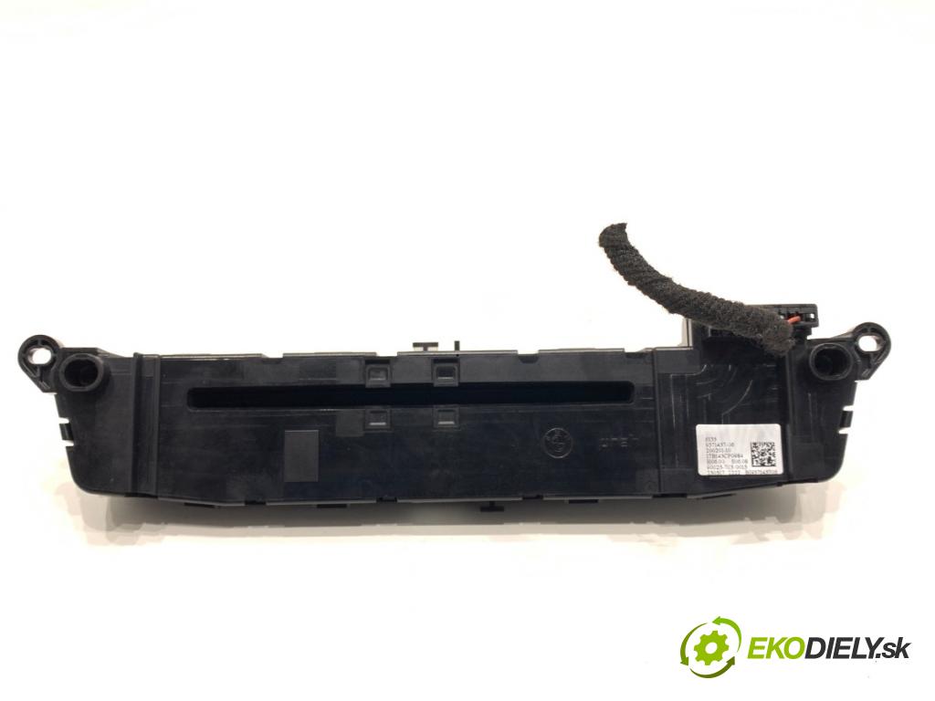 BMW F48 SUV 2017 110 kW sDrive 18 d 1995 Panel ovládania radia 9371457 (Prepínacie páčky pod volantom)