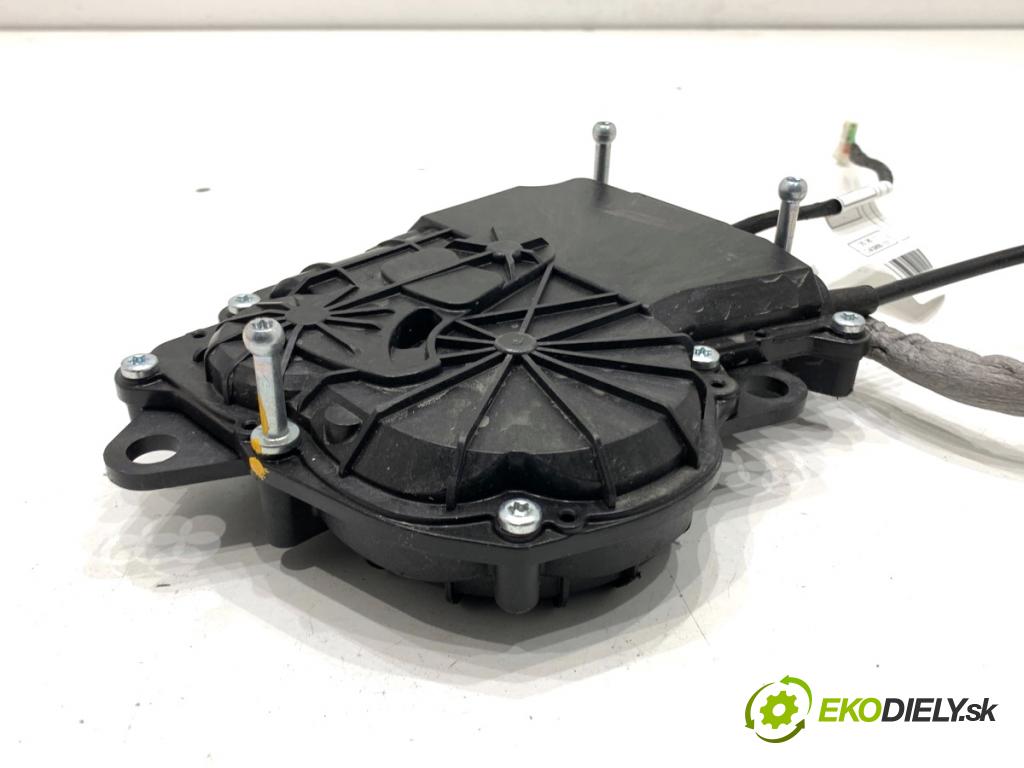 BMW F48 SUV 2017 110 kW sDrive 18 d 1995 doťah dverí zad 737400610