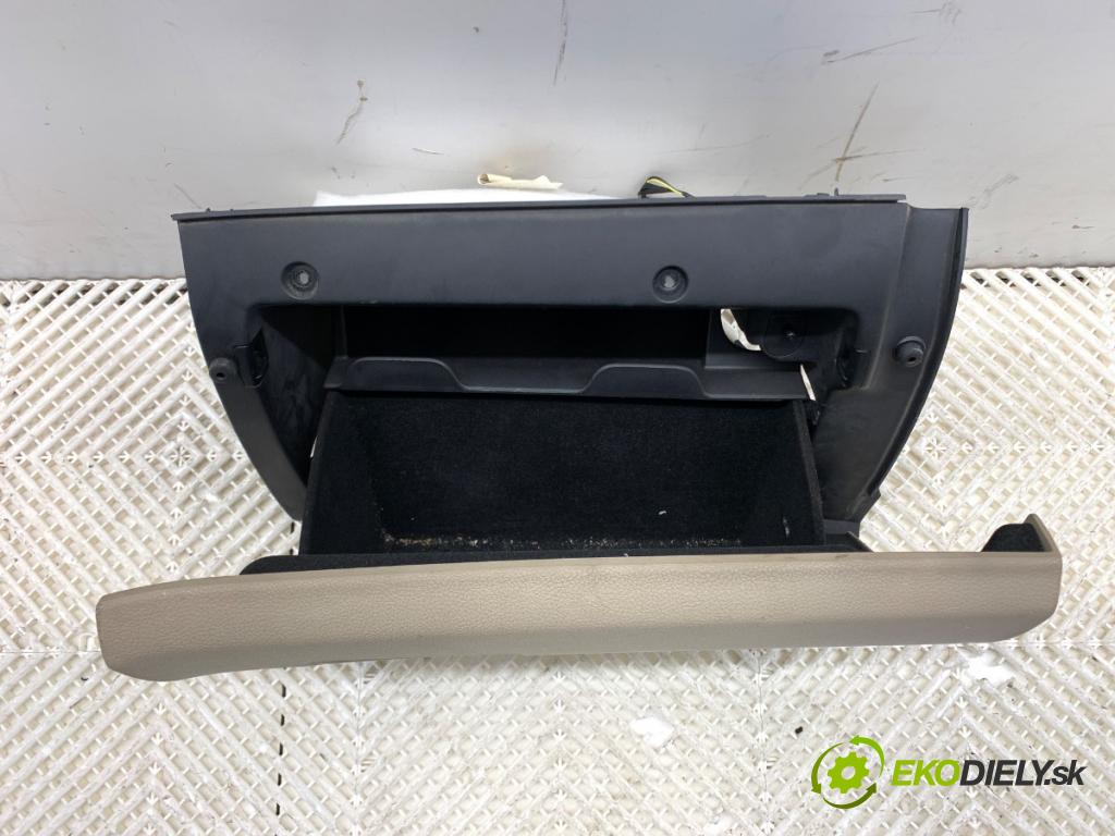 JEEP GRAND CHEROKEE WK SUV 2012 177 kW 3.0 CRD V6 4x4 2987 Priehradka, kastlík spolujazdca P01449119BL (Priehradka (kastlík))