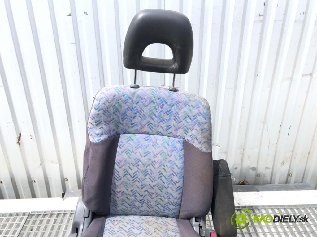 TOYOTA RAV4 I SUV 1994 95 kW 2.0 4WD (SXA10) 1998 Sedadlo pravy predný