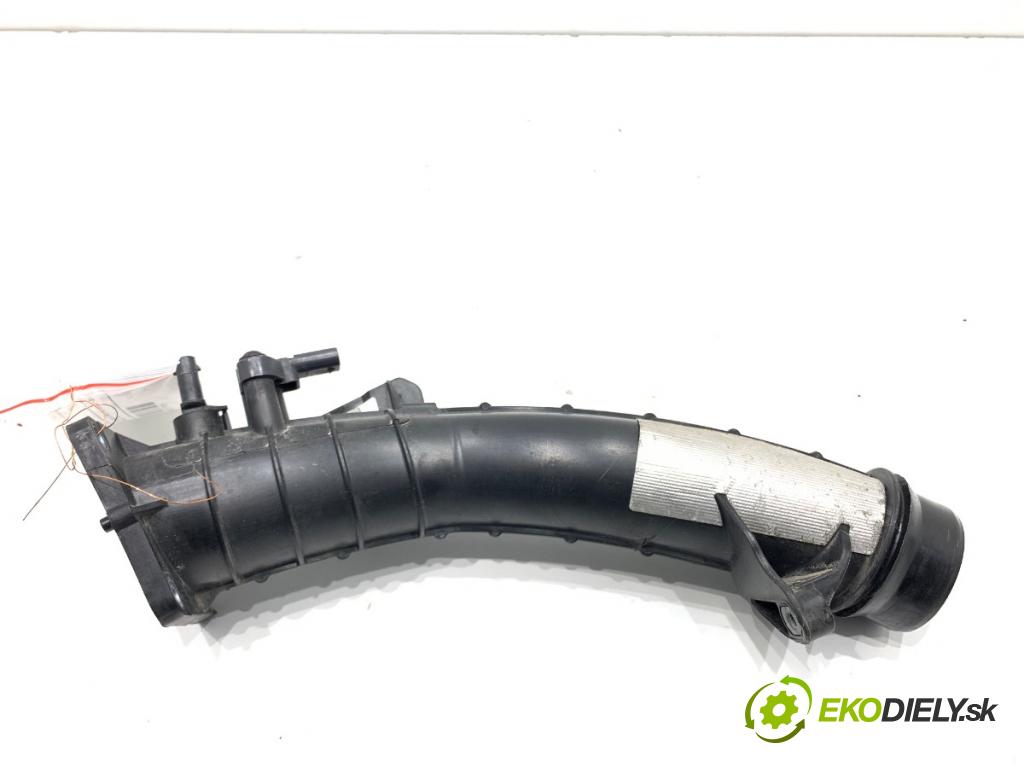 MERCEDES-BENZ W176 liftback 2017 90 kW A 180 (176.042) 1595 Rúra vzduchu A2700900844