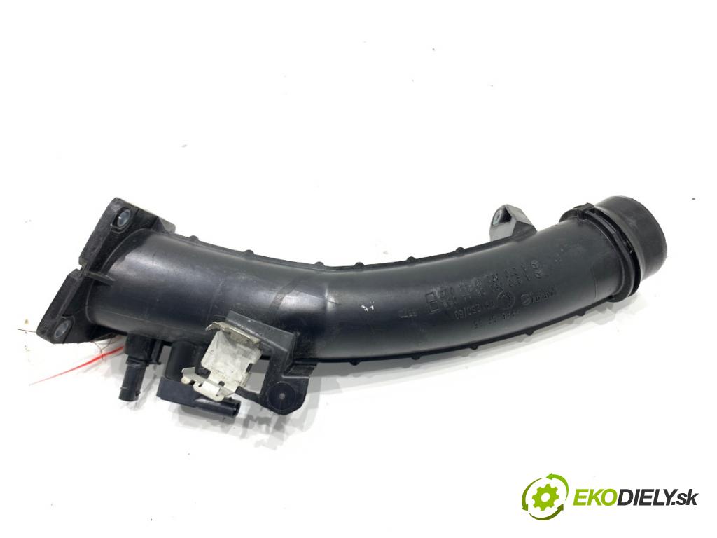 MERCEDES-BENZ W176 liftback 2017 90 kW A 180 (176.042) 1595 Rúra vzduchu A2700900844
