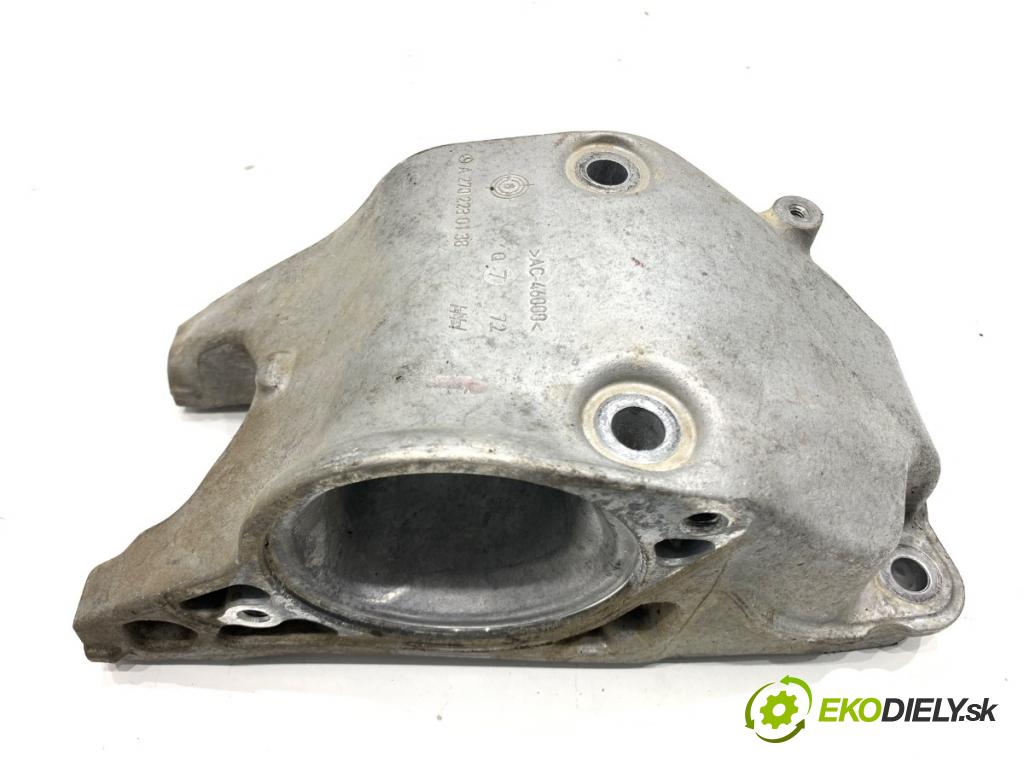 MERCEDES-BENZ W176 liftback 2017 90 kW A 180 (176.042) 1595 Držiak uchytenia poolos pravej A2702230138