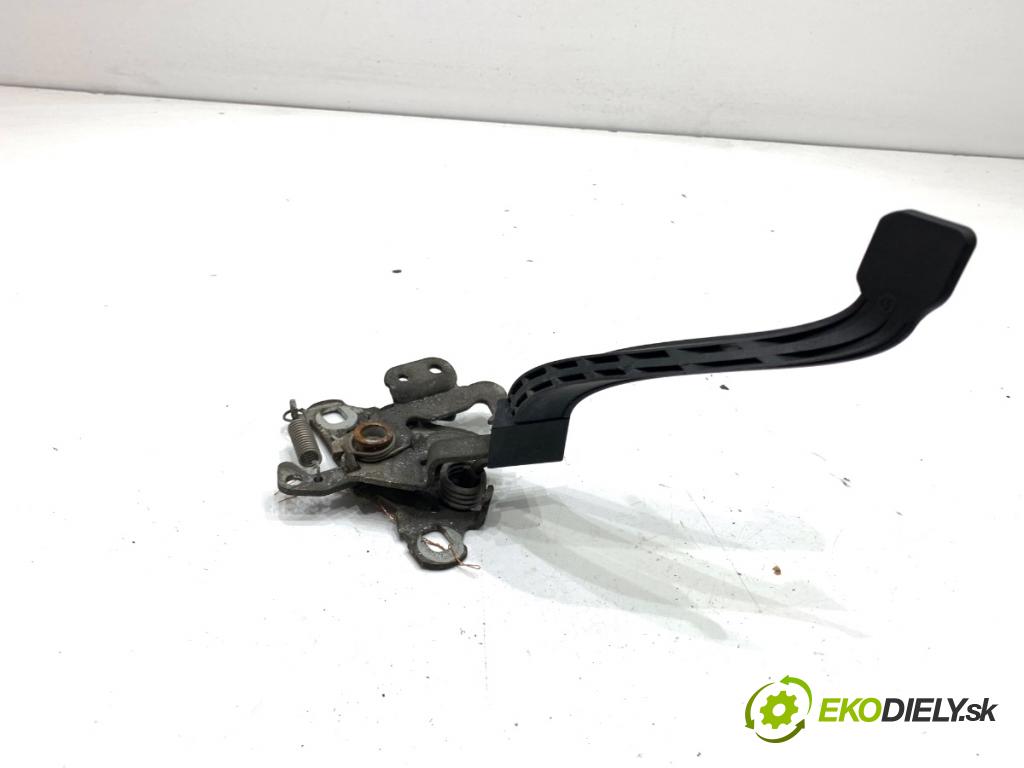 CITROEN C4 II liftback 2017 81 kW 1.2 THP 110 1199 zámok kapoty predný