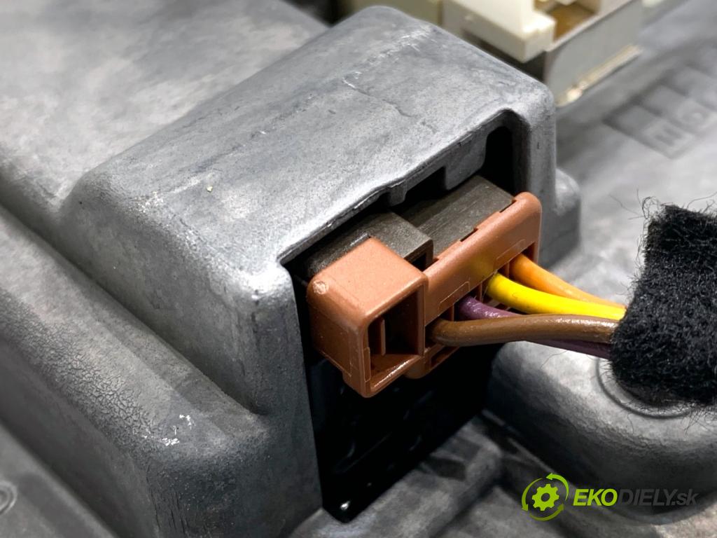 CITROEN C4 II liftback 2017 81 kW 1.2 THP 110 1199 Dislpej 9813810680 (Prístrojová doska)