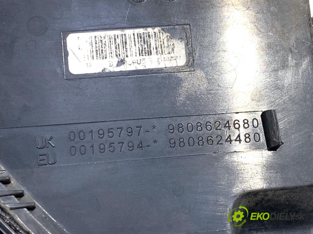 CITROEN C4 II liftback 2017 81 kW 1.2 THP 110 1199 světlo levý zadní část 9808624680