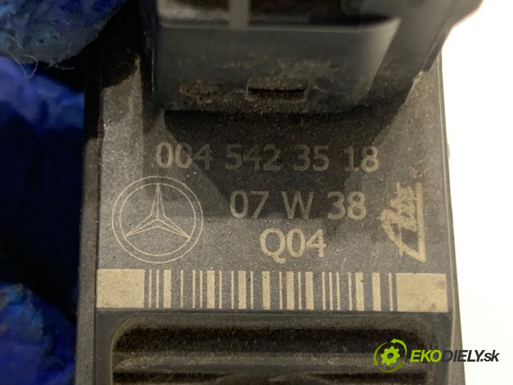 MERCEDES-BENZ W221 sedan 2007 173 kW S 320 CDI (221.022, 221.122) 2987 snímač nárazu 0045423518 (Snímač nárazu)
