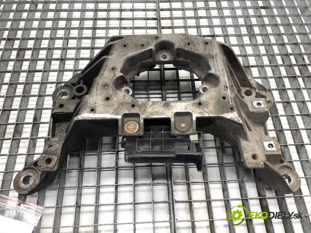 AUDI A8 D4 sedan 2014 283 kW 4.2 TDI quattro 4134 podpěra držák převodovky 4H0399263AJ