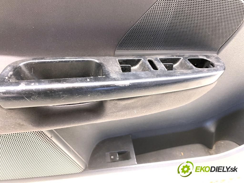 VW GOLF V liftback 2005 77 kW 1.9 TDI 1896 čalúnenie Dvere ľavy predný