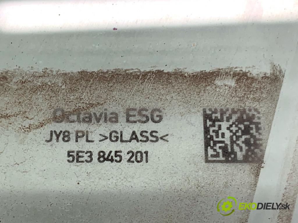 SKODA OCTAVIA IV liftback 2023 140 kW 2.0 TSI 4x4 1984 Okno ľavy predný 5E3845201