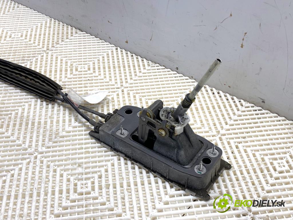 SKODA OCTAVIA II liftback 2008 77 kW 1.9 TDI 1896 Kulisa 1K0711049CG (Rýchlostná páka (kulisa))
