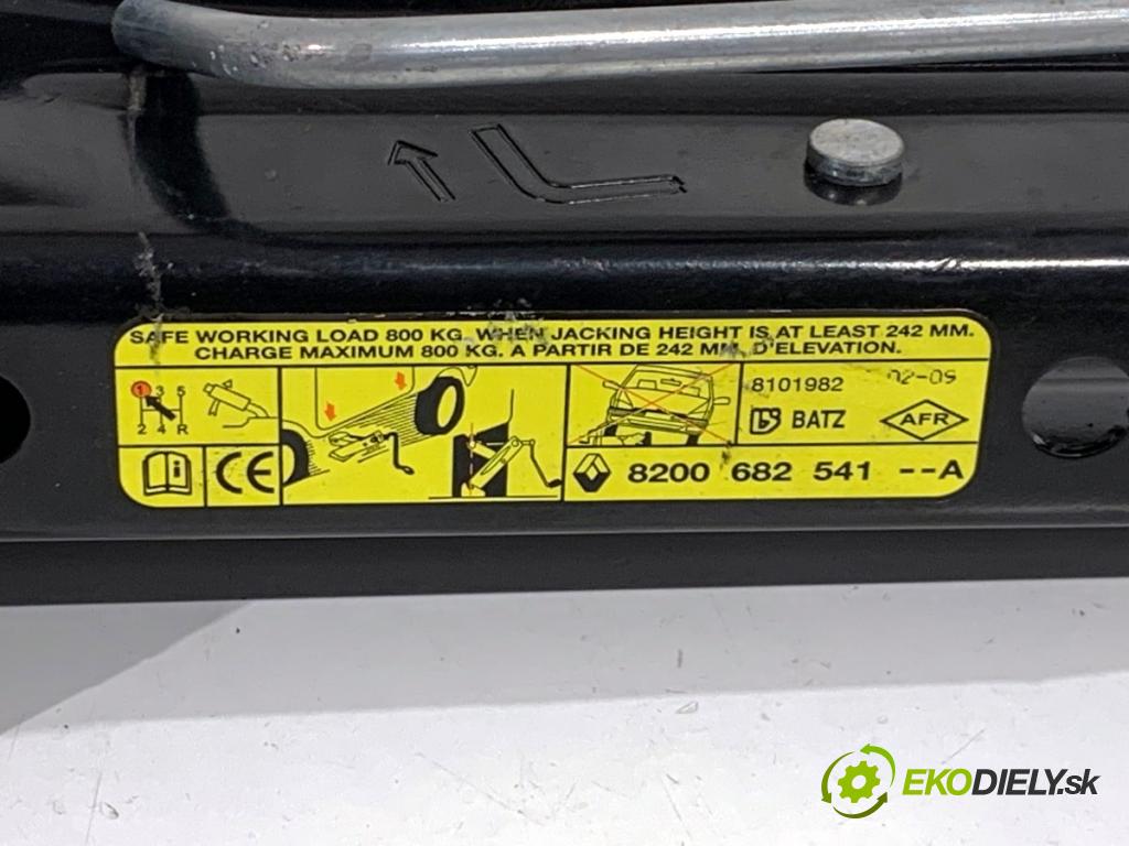 RENAULT CLIO III liftback 2009 74 kW 1.2 16V (BR0P, CR0P) 1149 Súprava náradia 8200696876