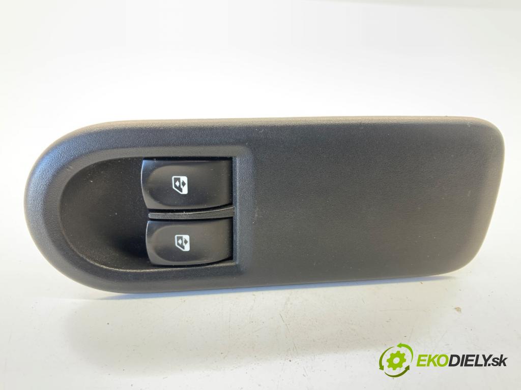 RENAULT CLIO III liftback 2009 74 kW 1.2 16V (BR0P, CR0P) 1149 Prepínač okien 8200356519 (Prepínacie páčky pod volantom)