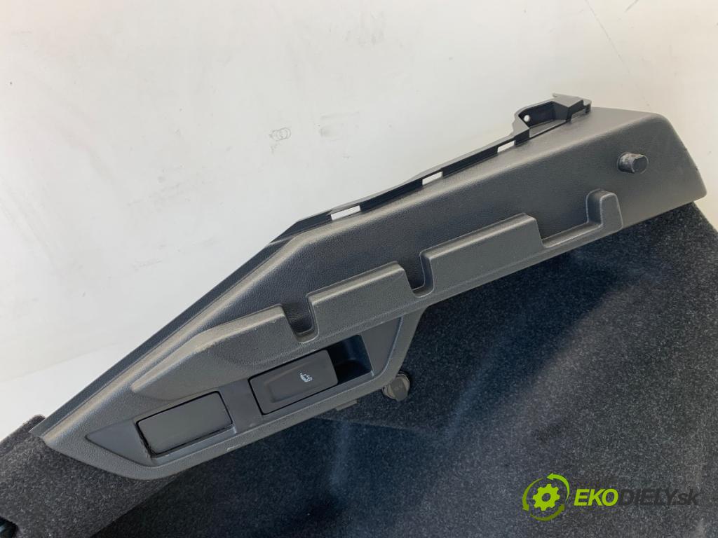 SKODA OCTAVIA IV liftback 2023 140 kW 2.0 TSI 4x4 1984 čalúnenie kufra ľavy 5E6867427A