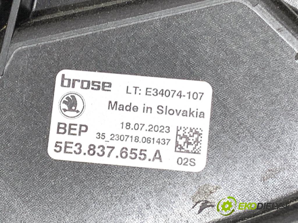 SKODA OCTAVIA IV liftback 2023 140 kW 2.0 TSI 4x4 1984 Mechanizmus okna ľavy predný 5E3837655A