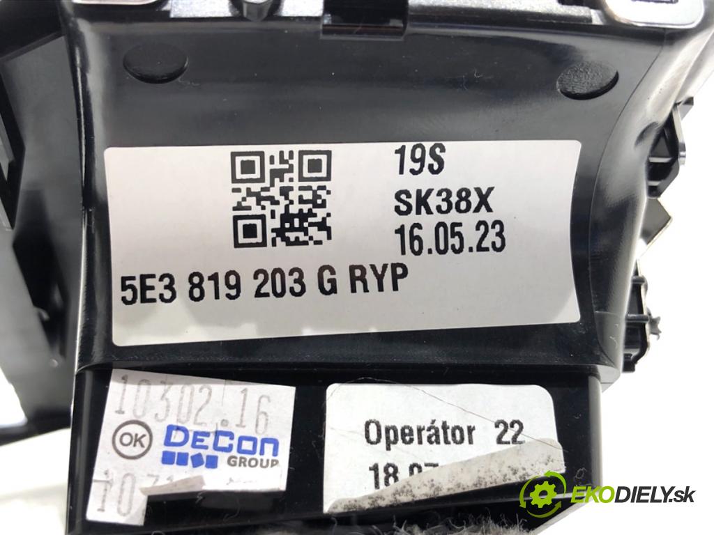 SKODA OCTAVIA IV liftback 2023 140 kW 2.0 TSI 4x4 1984 mří topení zadní část 5E3819203G