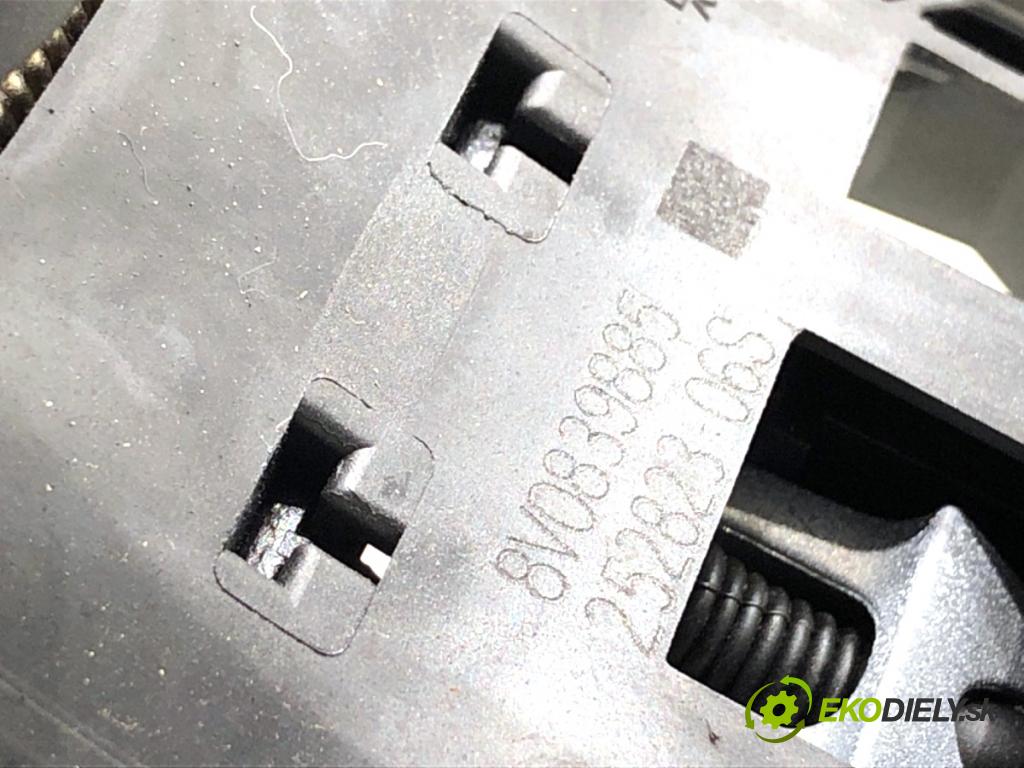 SKODA OCTAVIA IV liftback 2023 140 kW 2.0 TSI 4x4 1984 Kľučka vonkajšia pravy zad 8V0839885