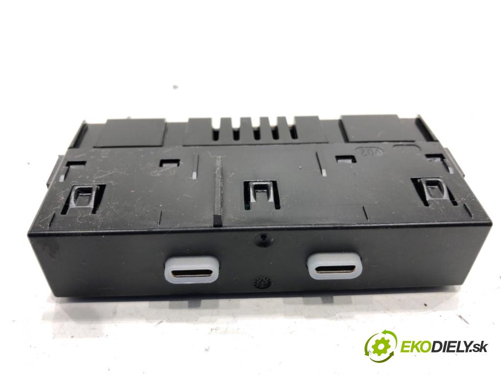 SKODA OCTAVIA IV liftback 2023 140 kW 2.0 TSI 4x4 1984 HNÍZDO: USB 657035736A