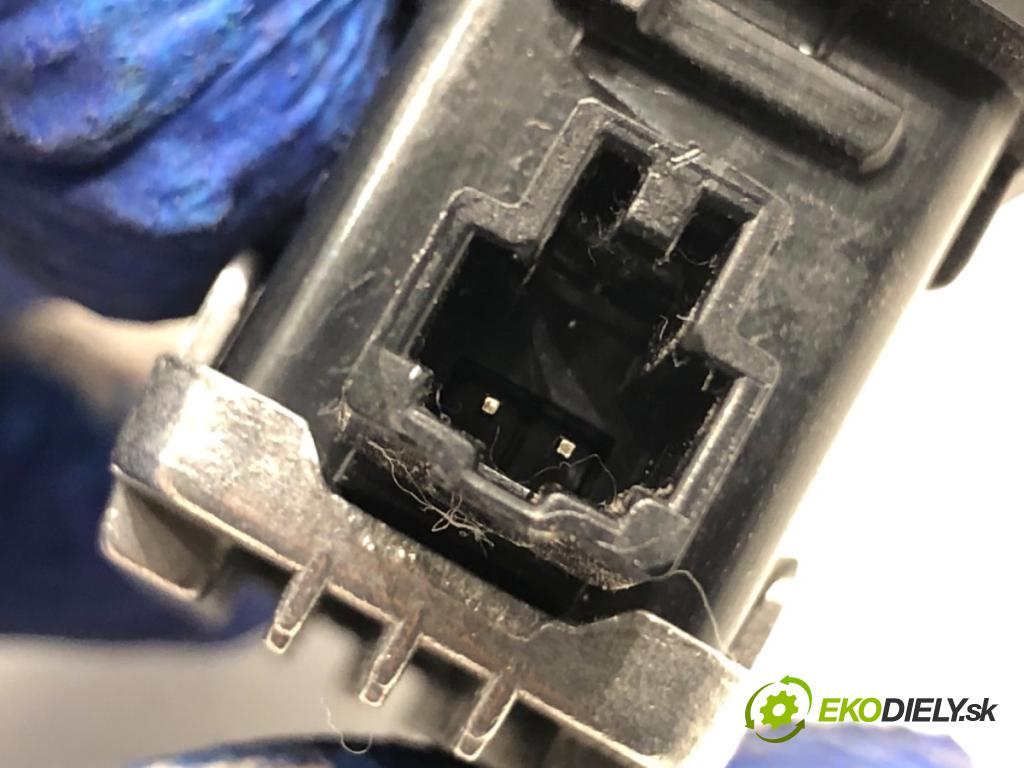 SKODA OCTAVIA IV liftback 2023 140 kW 2.0 TSI 4x4 1984 svetlo PROJEKTOR: LED ľavy 5E3052133E