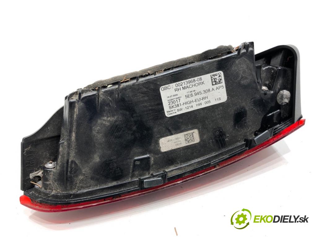 SKODA OCTAVIA IV liftback 2023 140 kW 2.0 TSI 4x4 1984 Svetlo zad pravá vnútorná 5E6945308A (Kľučka dverí ostatné)