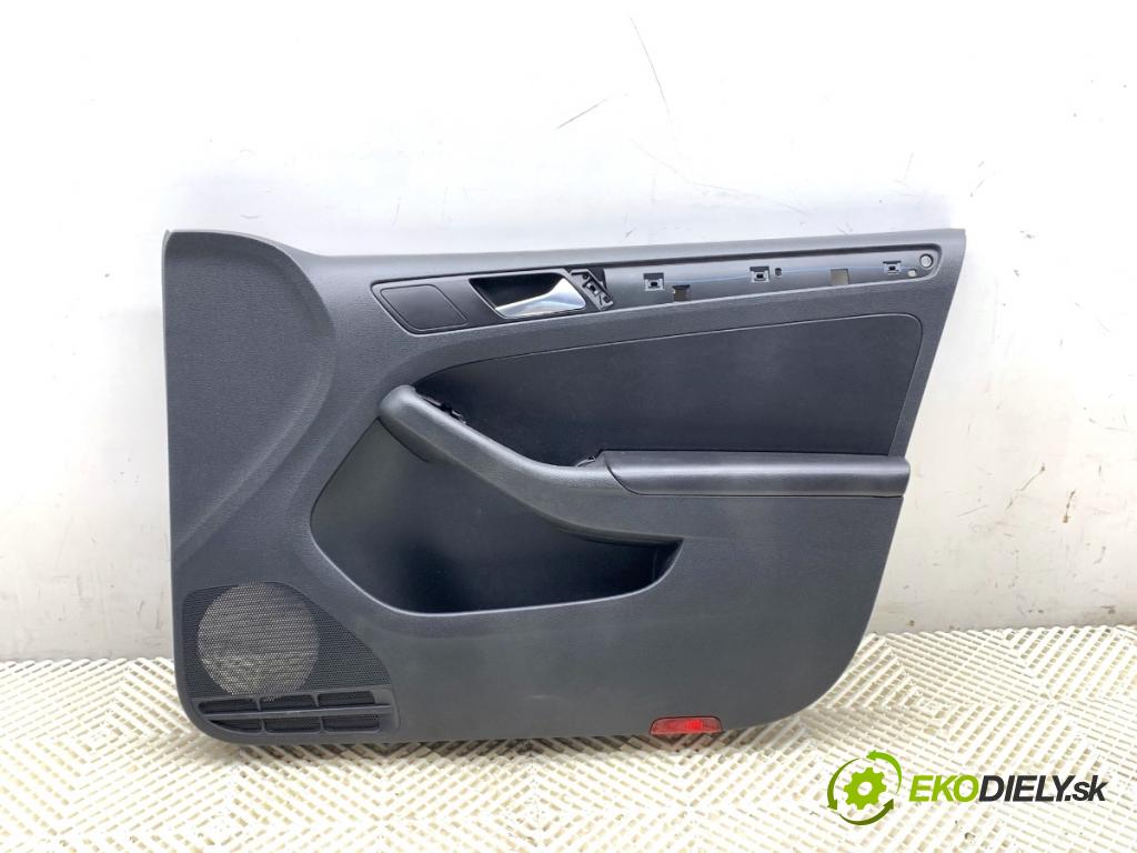 VW JETTA IV sedan 2012 90 kW 1.4 TSI 1390 čalúnenie Dvere pravy predný 