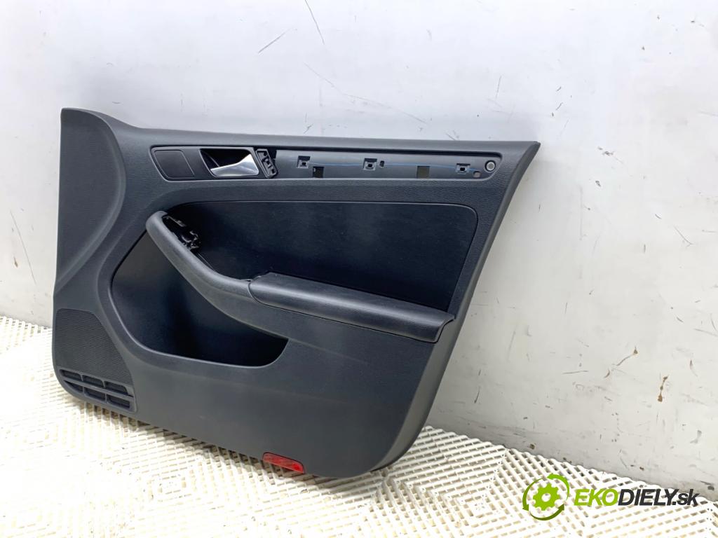 VW JETTA IV sedan 2012 90 kW 1.4 TSI 1390 čalúnenie Dvere pravy predný