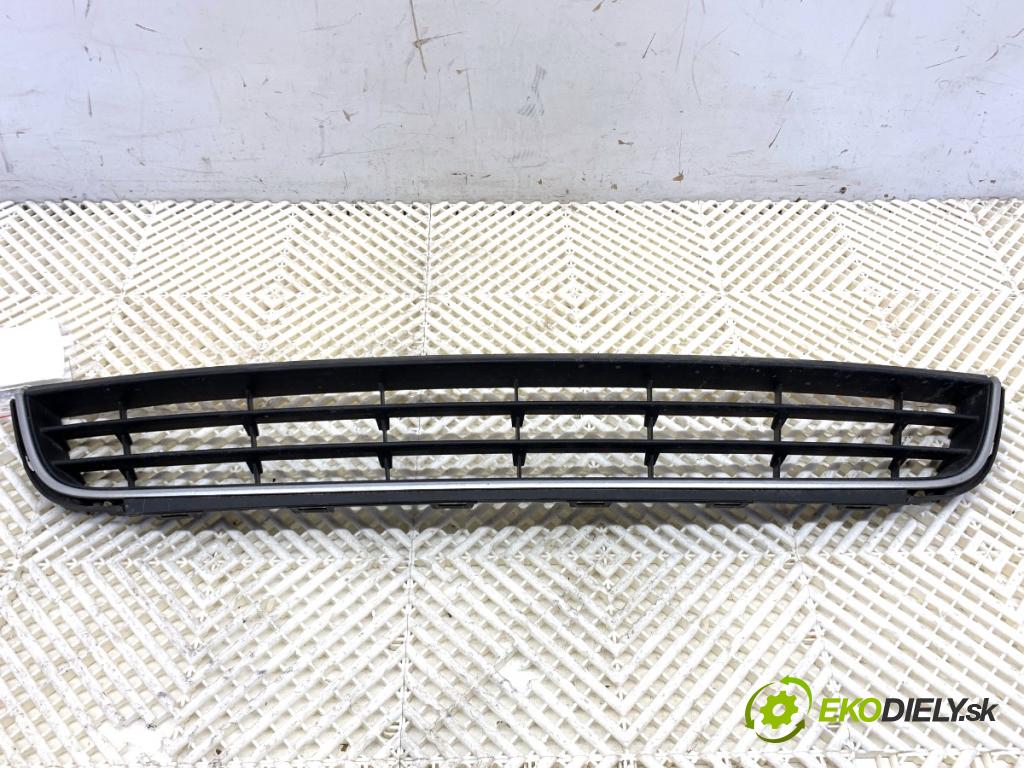 VW JETTA IV sedan 2012 90 kW 1.4 TSI 1390 Mriežky nárazníka predný stredna 5C6853677A