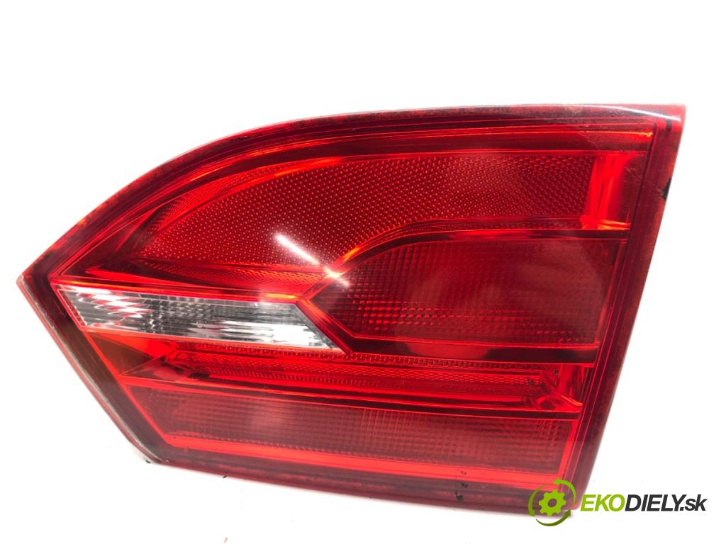 VW JETTA IV sedan 2012 90 kW 1.4 TSI 1390 světlo zadní část pravá vnitřní 5C6945094 (Klika dveří ostatní)