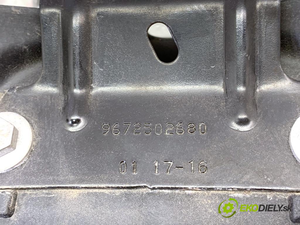 PEUGEOT 208 I liftback 2016 60 kW 1.2 VTI 82 1199 držák přední část 9677952180 (Přední výztuha)