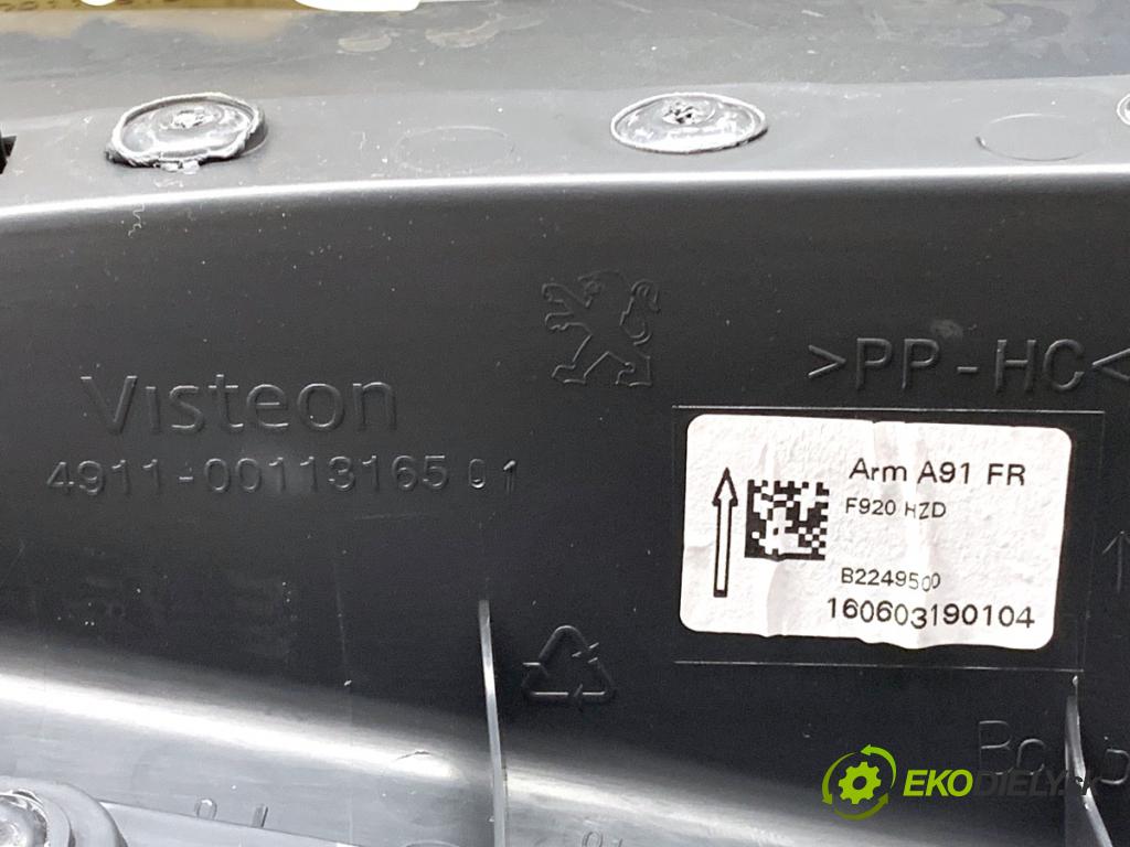 PEUGEOT 208 I liftback 2016 60 kW 1.2 VTI 82 1199 ča dveře pravý přední část