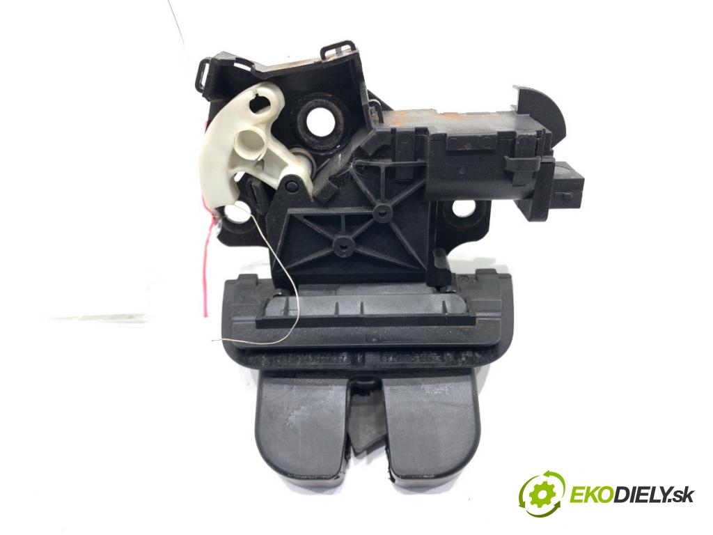AUDI A4 B7 Kombi 2007 103 kW 2.0 TDI 1968 zámok dverí zad 8P4827505C