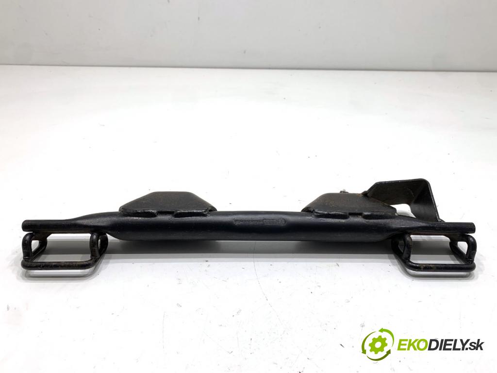 AUDI A4 B7 Kombi 2007 103 kW 2.0 TDI 1968 Uchytenie ISOFIX ľave 8E0813545A