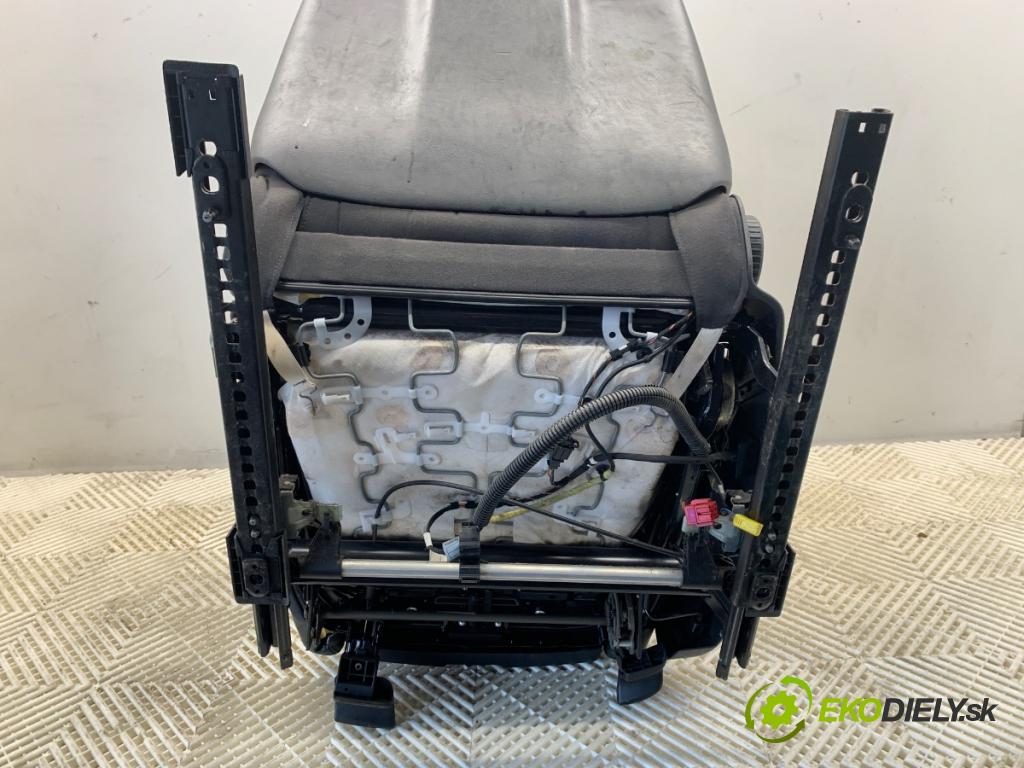 AUDI A4 B7 Kombi 2007 103 kW 2.0 TDI 1968 Sedadlo pravy predný S-LINE