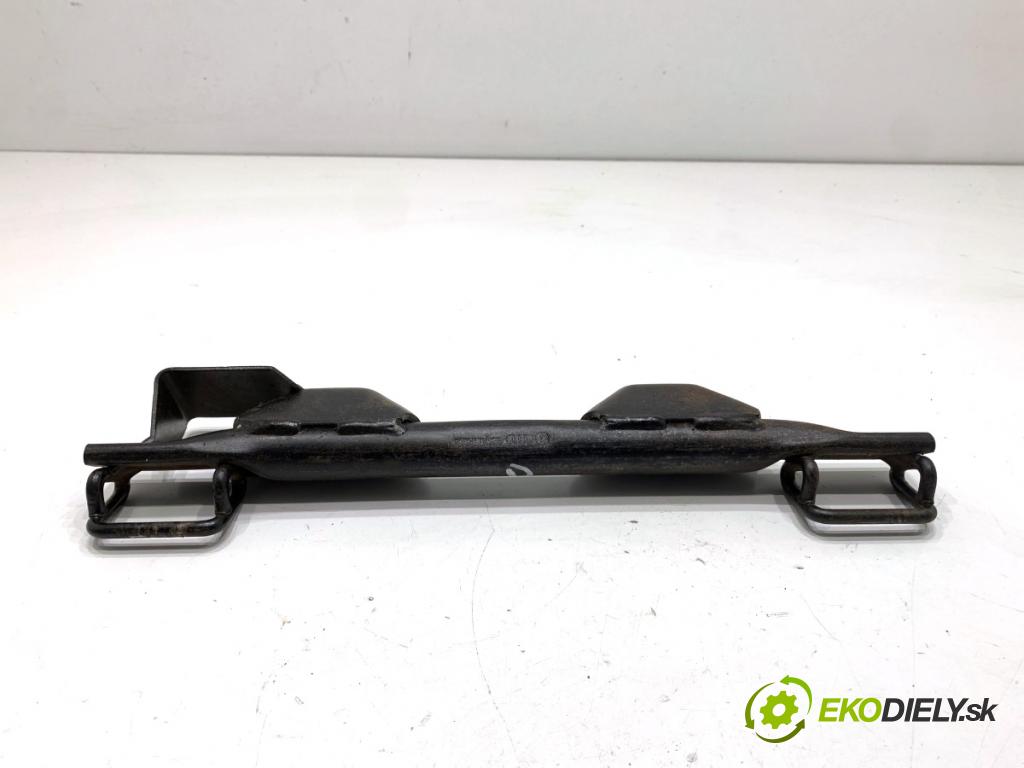 AUDI A4 B7 Kombi 2007 103 kW 2.0 TDI 1968 Uchytenie ISOFIX pravé 8E0813546A