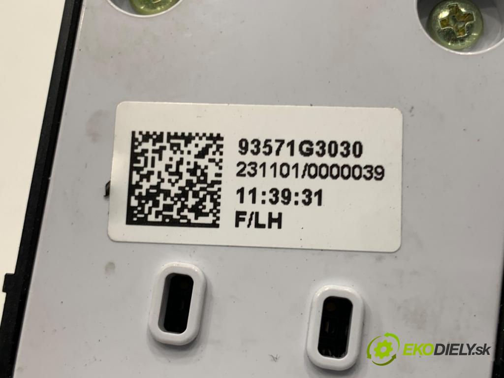 HYUNDAI i30 Kombi 2023 88 kW 1.0 T-GDI 998 přepínač oken 93571G3030 (Páčky pod volantem)