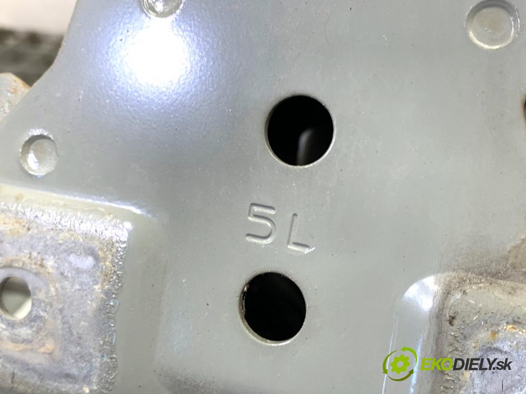 TOYOTA AURIS II liftback 2016 73 kW 1.3 (NRE180_) 1329 Výstuha nárazníka zad  (Výstuha zadná)