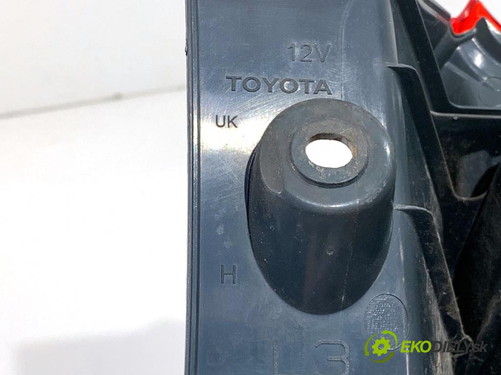 TOYOTA AURIS II liftback 2016 73 kW 1.3 (NRE180_) 1329 světlo levý zadní část