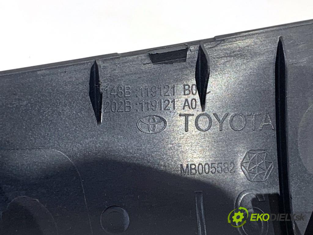 TOYOTA YARIS IV SUV 2021 92 kW 1.5 (MXPB10) 1490 lišty kryt 55435-0D250 55431-0D430 (Lišta)
