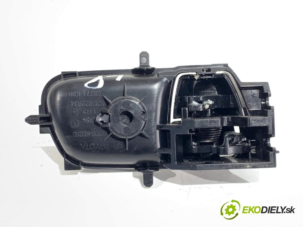 TOYOTA YARIS IV SUV 2021 92 kW 1.5 (MXPB10) 1490 Kľučka vnútorná ľavy predný 69206-K0050