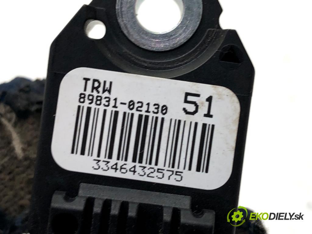 TOYOTA AURIS II liftback 2016 73 kW 1.3 (NRE180_) 1329 snímač nárazu 89831-02130 (Snímač nárazu)