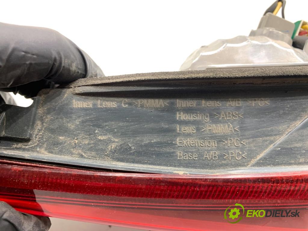TOYOTA AURIS II liftback 2016 73 kW 1.3 (NRE180_) 1329 světlo pravý zadní část vnitřní