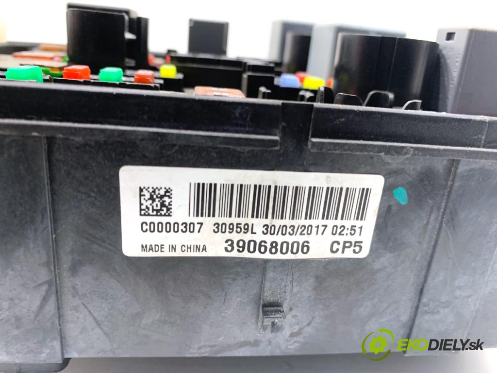 OPEL CORSA E liftback 2017 55 kW 1.4 (08, 68) 1398 Modul BSI 39068006 (Poistková skrinka)