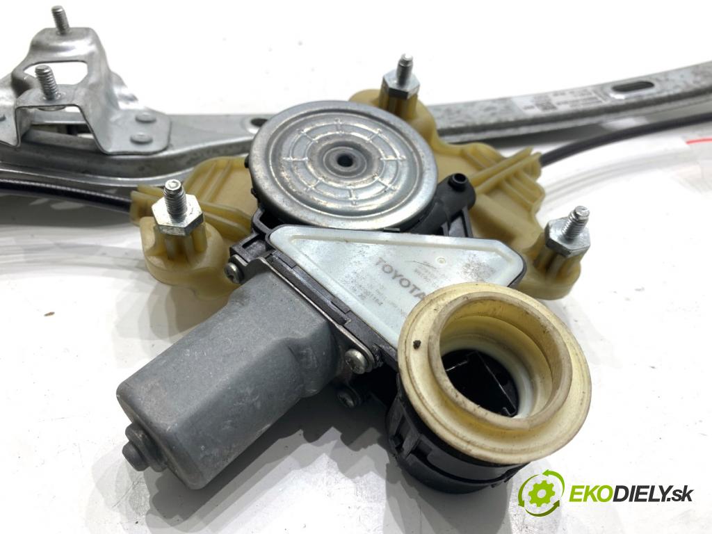 TOYOTA COROLLA E21 sedan 2020 97 kW 1.6 VVTi (ZRE210) 1598 Mechanizmus okna pravy zad 85701-02090 69830-02730