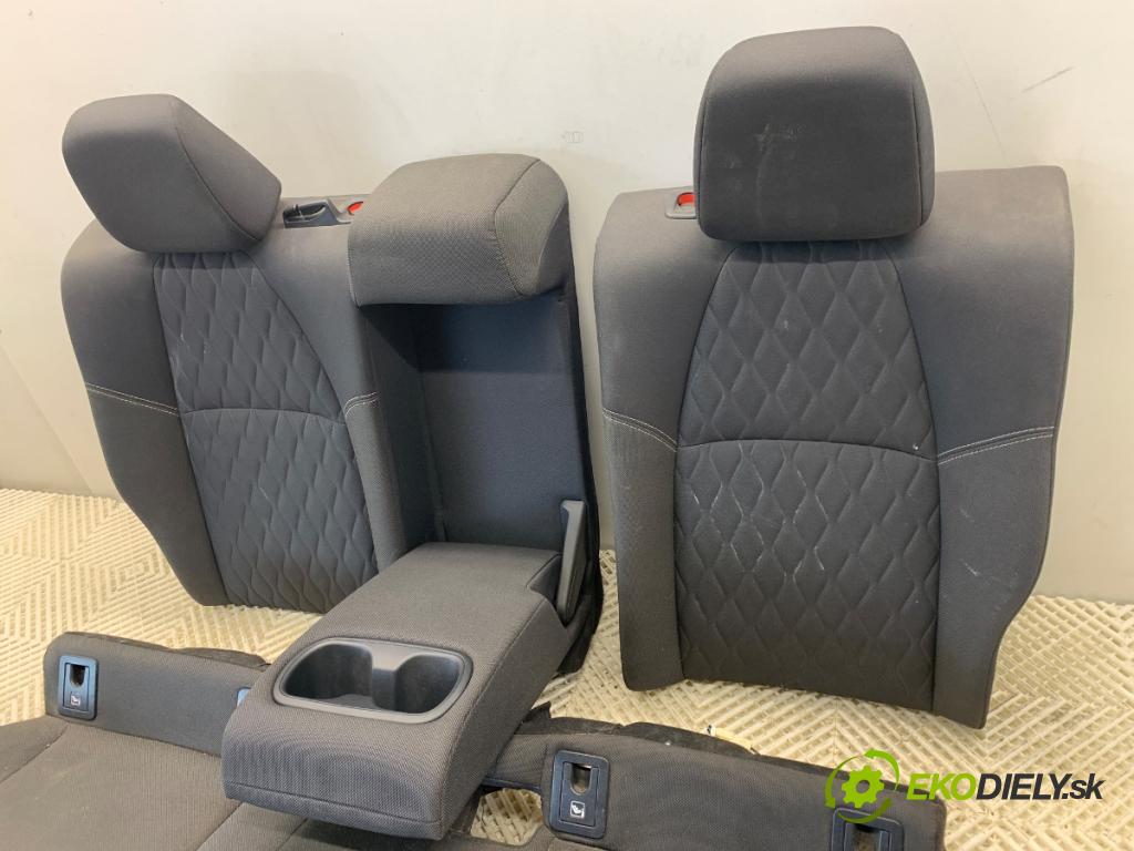 TOYOTA COROLLA E21 sedan 2020 97 kW 1.6 VVTi (ZRE210) 1598 Sedadlo druhý rad
