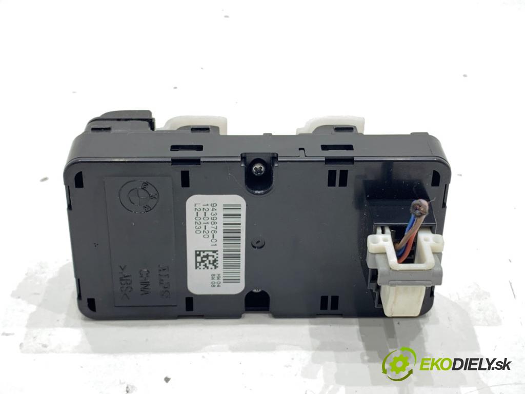 BMW G05 SUV 2020 294 kW xDrive M 50 d 2993 Panel Prepínač rolety kufra 9439876